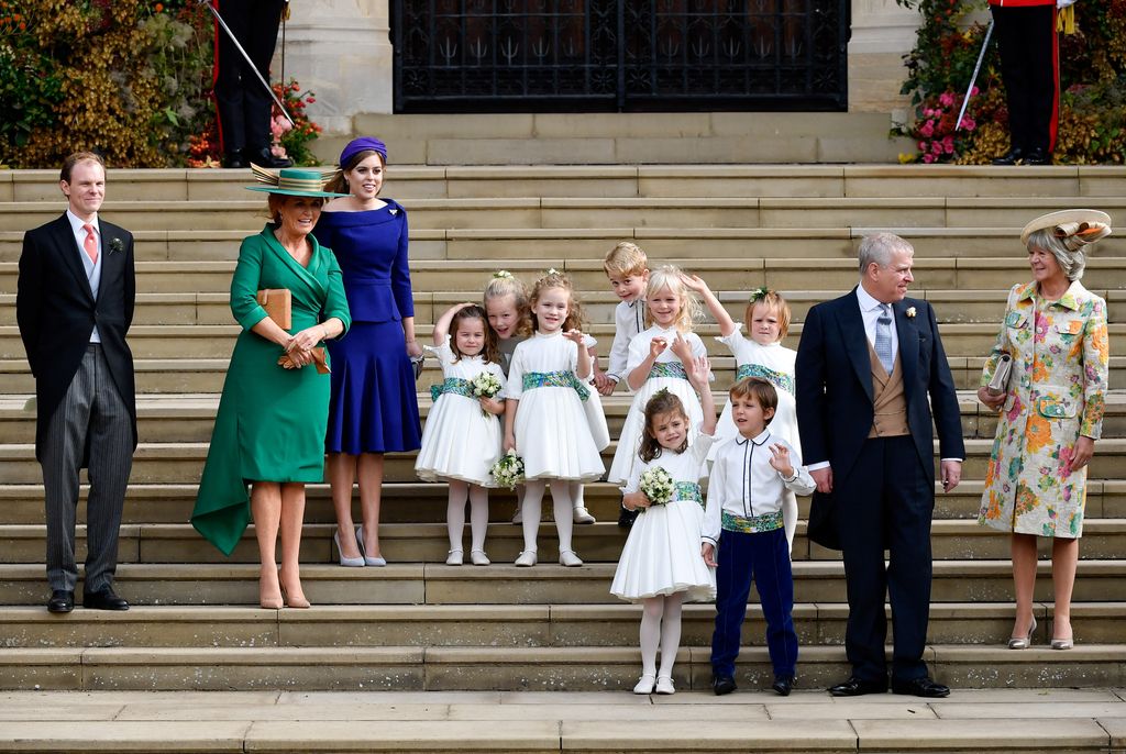 Damas de honor y otros invitados a la boda de Eugenia de York, entre ellos, George de Cambridge, princesa Charlotte de Cambridge, Duquesa de York, Beatrice de York, los padres del novio George y Nicola Brooksbank