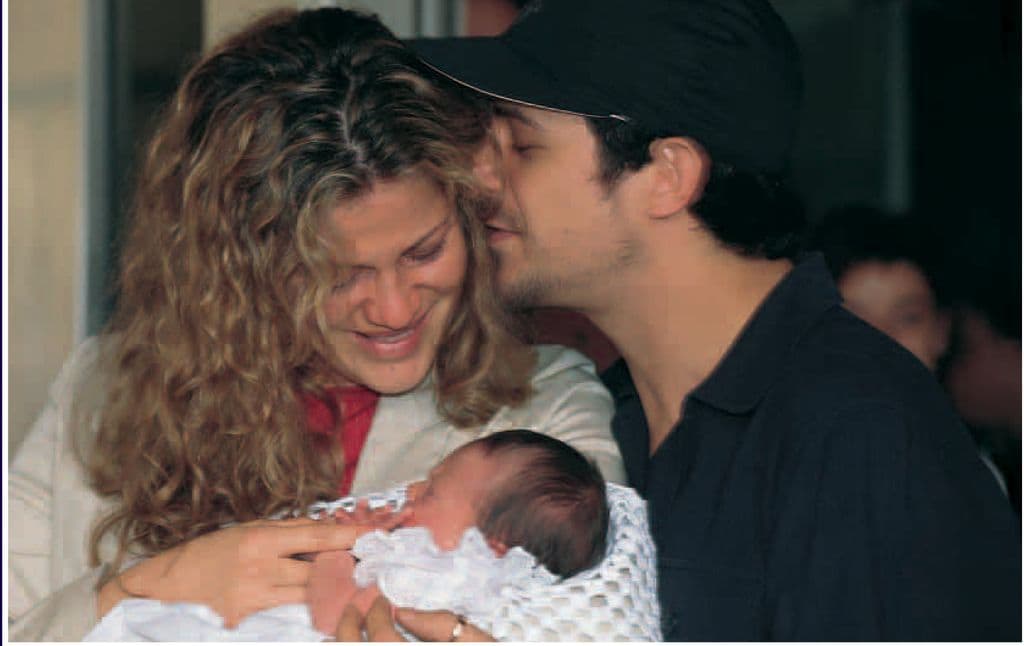 Alejandro Sanz y Jaydy Michel salen del hospital con su hija Manuela