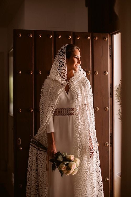 Una novia con vestido lencero y capa de guipur