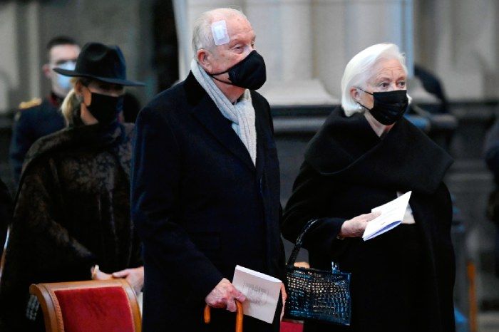 Alberto y Paola de Bélgica en una misa