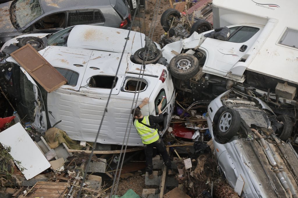 Vecinos ayudando en las labores de rescate