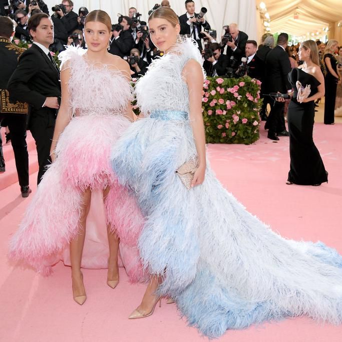 victoria iglesias y cristina iglesias con vestidos asim tricos