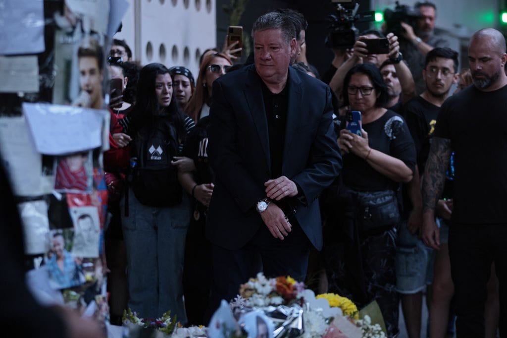 Geoff Payne emocionado viendo el altar improvisado para su hijo en CasaSur 