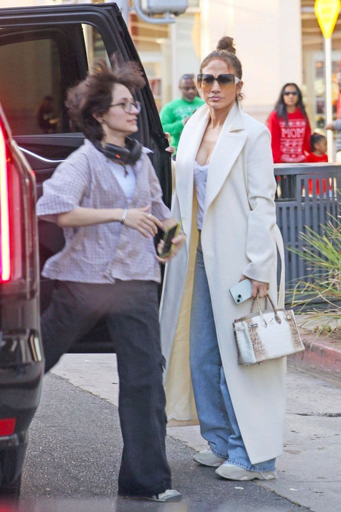 JLo salió de compras con sus hijos en Beverly Hills. 