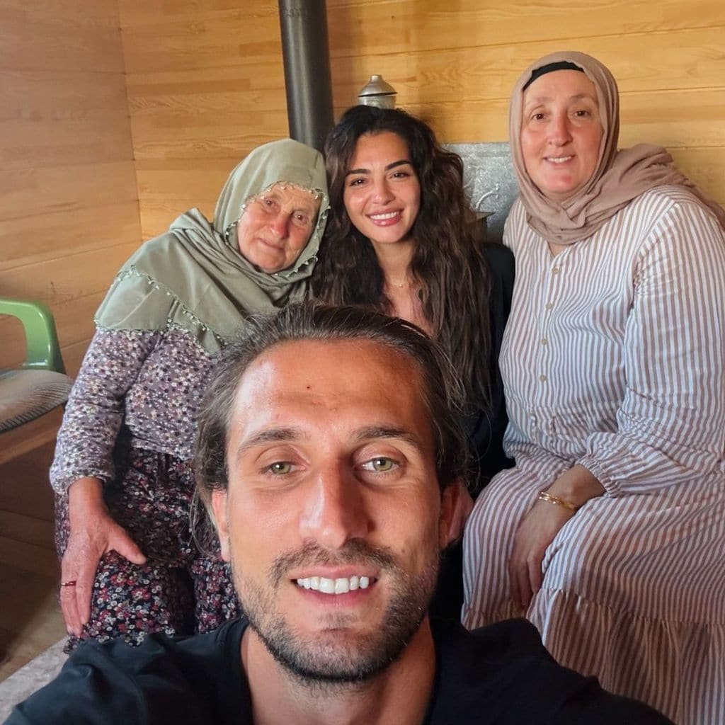 Melisa Aslı Pamuk ('Kara Sevda') y su marido Yusuf Yazıcı con la familia del futbolista en Çaykara, en Trebisonda, Turquía