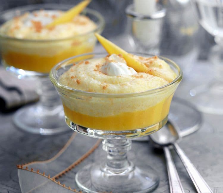 Copa de 'lemon posset' con mango