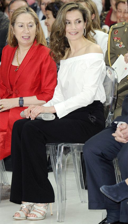 Reina Letizia repite estilo