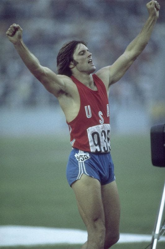 Bruce Jenner ganó la medalla de oro en el decatlón de los Juegos Olímpicos de Montreal 1976, actualmente combina su faceta de orador motivacional con su presencia en el reality show familiar 