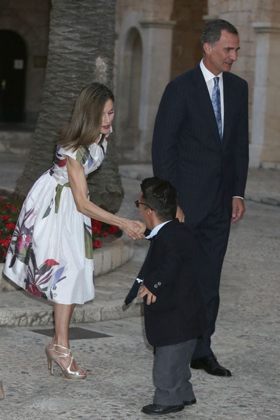 Los Reyes, durante la recepción anual celebrada esta noche en el Palacio de la Almudaina, en Palma de Mallorca, en la que reafirmaron su acercamiento a la sociedad balear al ampliar hasta unos 450 el número de invitados
