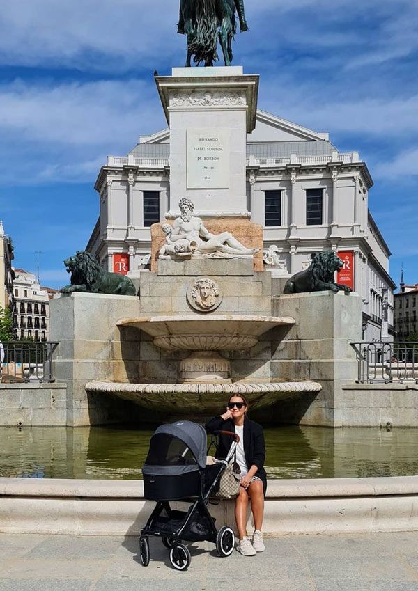 Paula Echevarría con americana, camiseta blanca y zapatillas en San Isidro