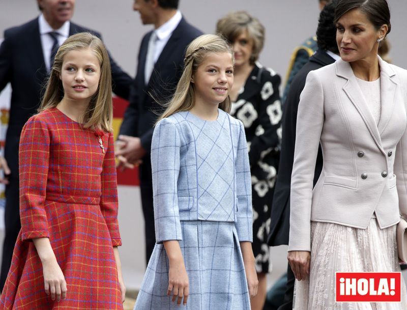 Los Reyes y sus hijas presiden el desfile militar de la Fiesta Nacional