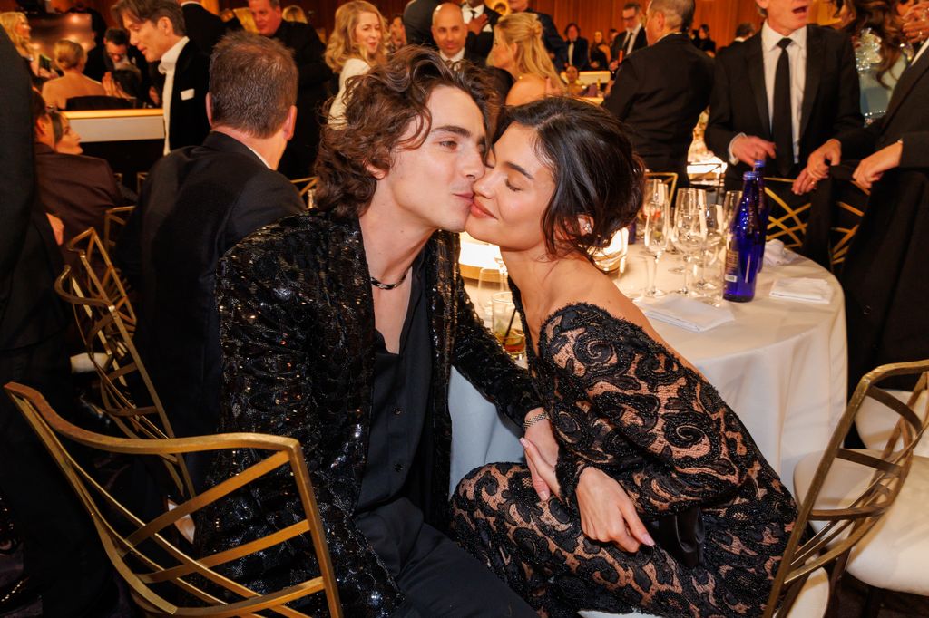 Timothée Chalamet y Kylie Jenner aparecieron por primera vez juntos en un evento público en enero del 2024, durante los Golden Globes en Los Ángeles