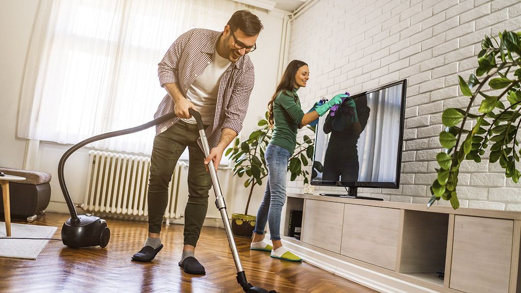 Pareja limpiando su hogar