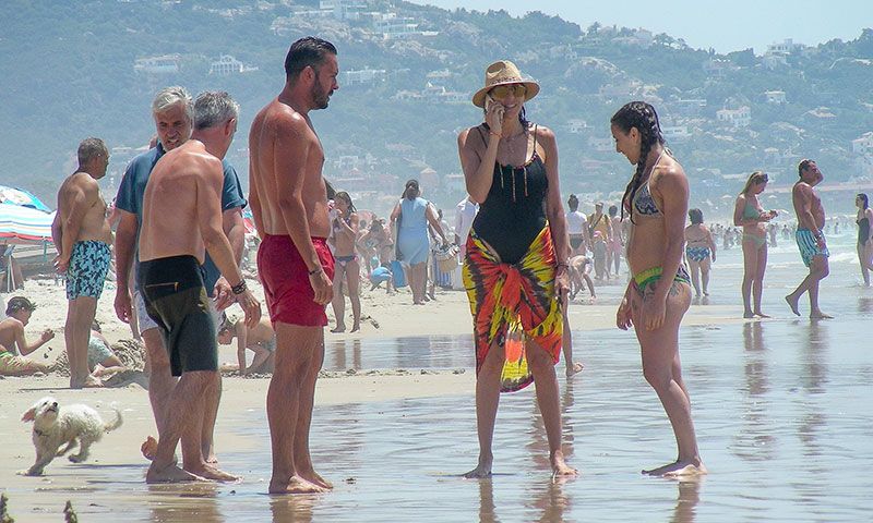 paz padilla atendiendo una llamada de telefono en la playa