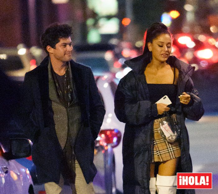 Ariana Grande disfruta de una cena con su ex, el actor de 'Riverdale' Graham Phillips