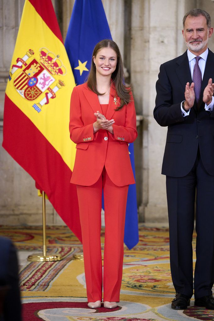 Plano entero del rey Felipe VI con Leonor en su graduación en el  UWC Atlantic College 