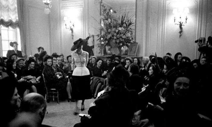 El primer desfile de alta costura de Dior tuvo lugar el 12 de febrero de 1047 en París