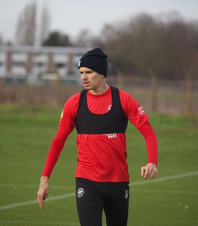 Romeo Beckham entrenando con su nuevo club 