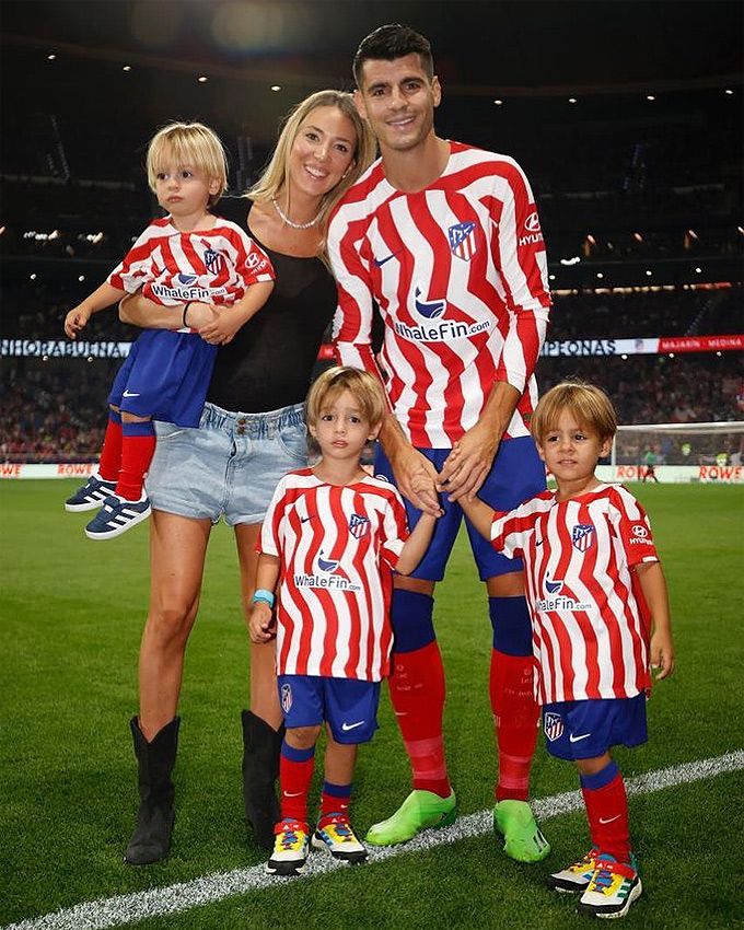 Alice Campello y Álvaro Morata con sus tres hijos
