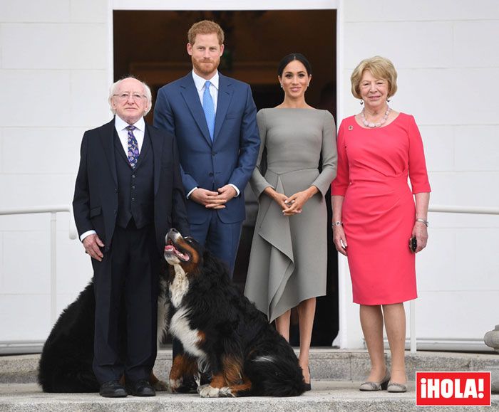 Finalmente los fotógrafos consiguieron lo que no era fácil, una fotografía oficial en la que los duques de Sussex no estuvieran jugando con los perros del matrimonio Higgins
