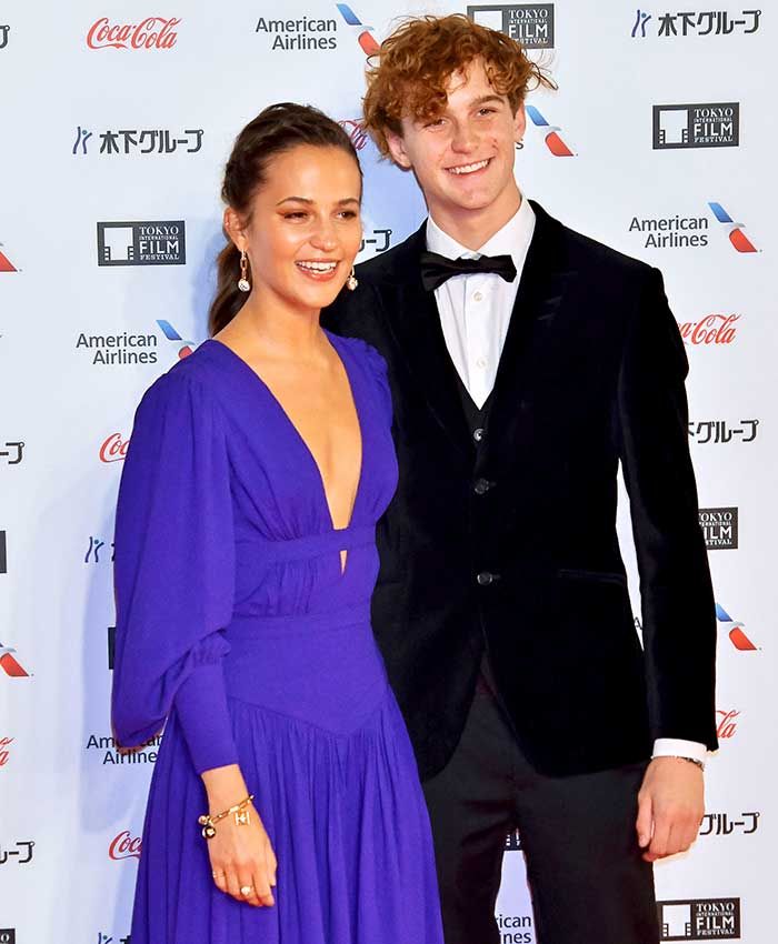 Alicia Vikander y su hermano Milton en el Festival Internacional de Cine de Tokio 