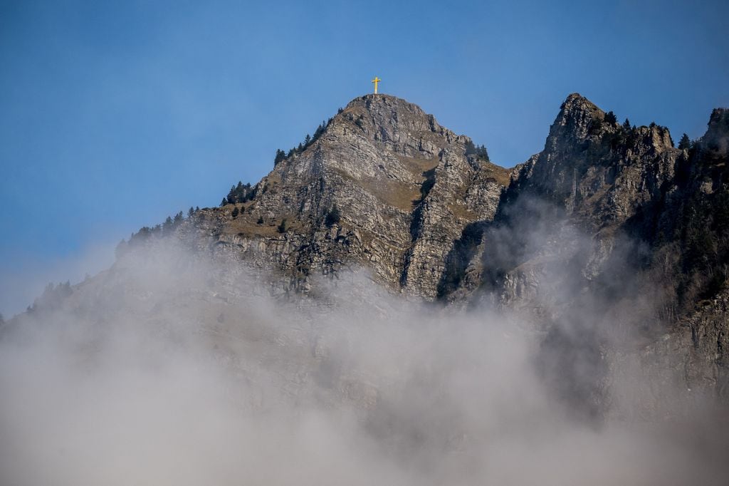 Encuentran muertos a tres niños en su casa en Francia y su madre que ha huido a las montañas es la principal sospechosa 