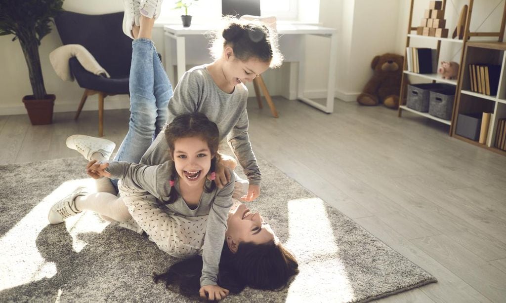 madre e hijas jugando