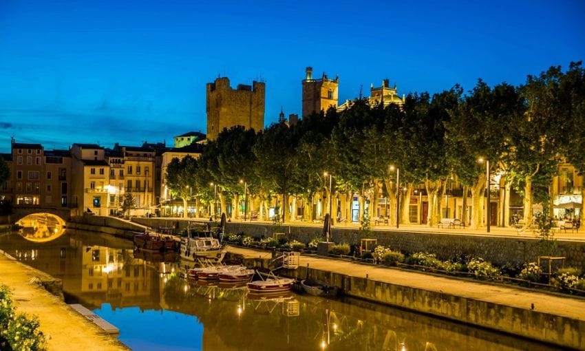 canal du midi a su paso por la ciudad de narbona francia