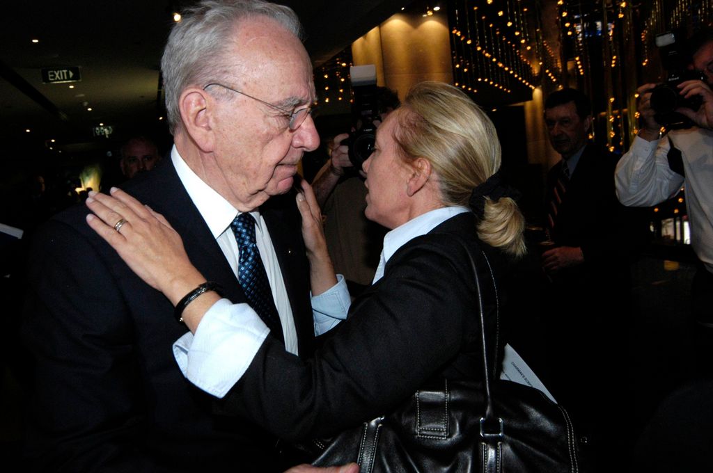 Rupert Murdoch con su hija Prudence, en 2004