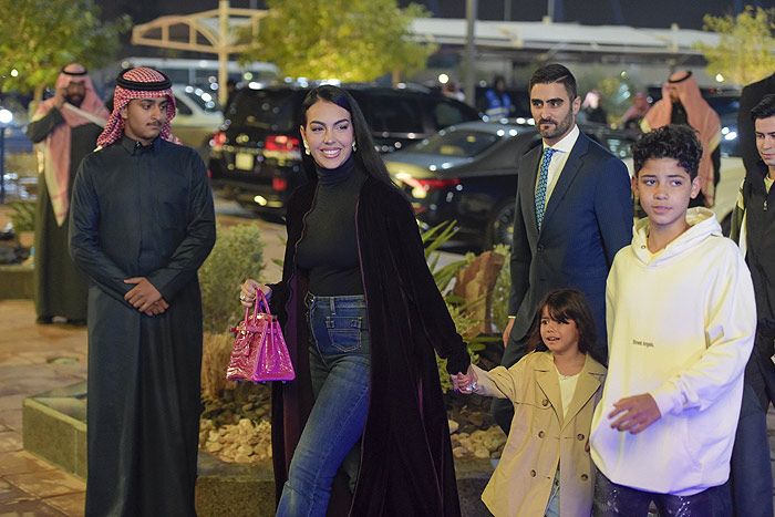 Georgina Rodríguez y sus hijos en Arabia