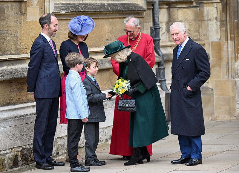 Un niño regala un ramo de flores a Camilla