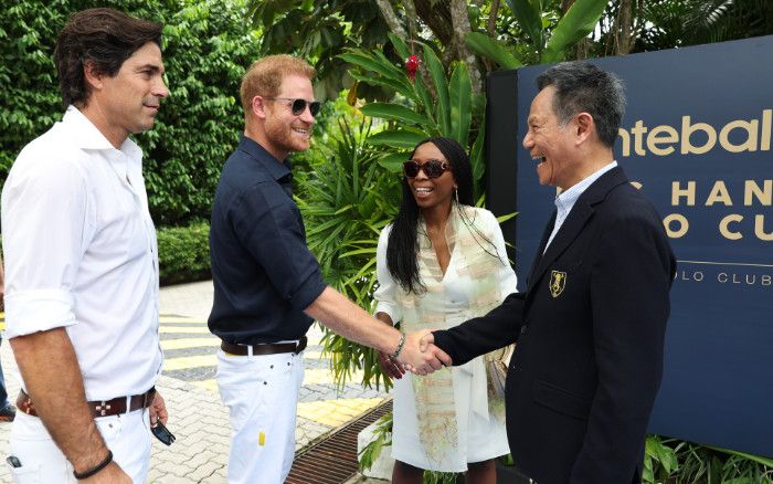 El príncipe Harry saludando a los organizadores del evento