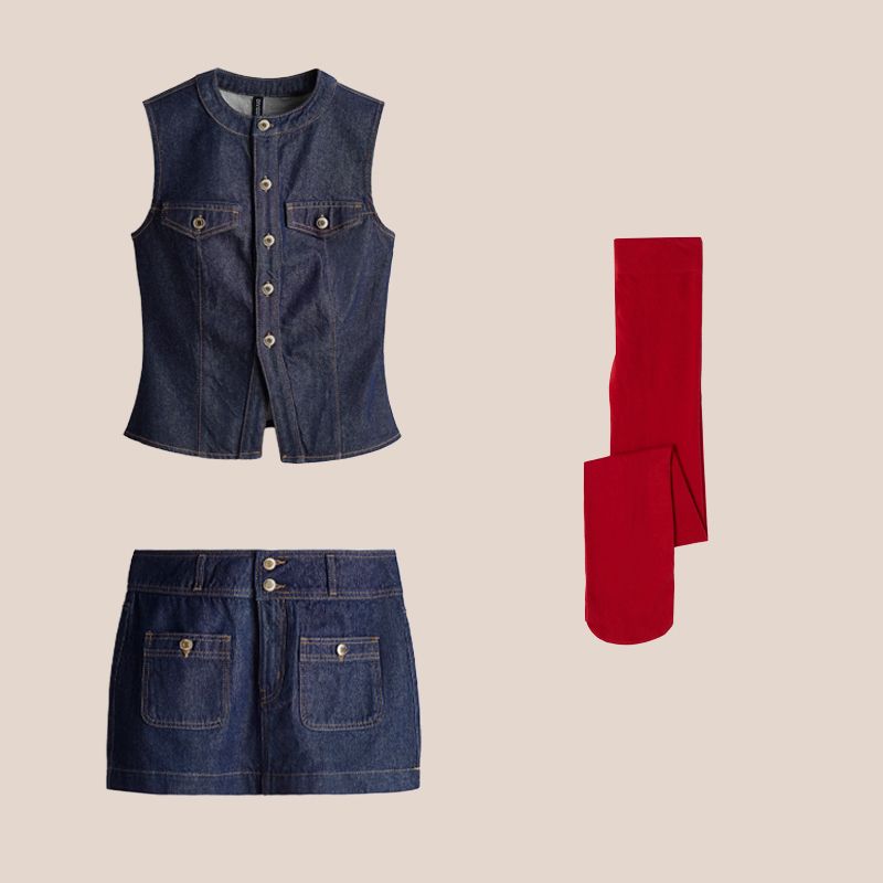 conjunto de falda y chaleco denim y medias rojas