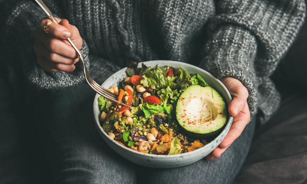 mujer con plato saludable a punto de comer