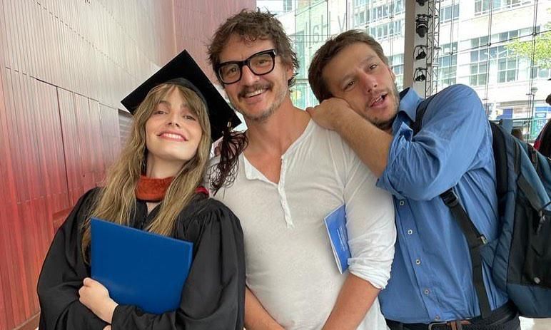 Pedro Pascal con sus hermanos Lux y Nicolás