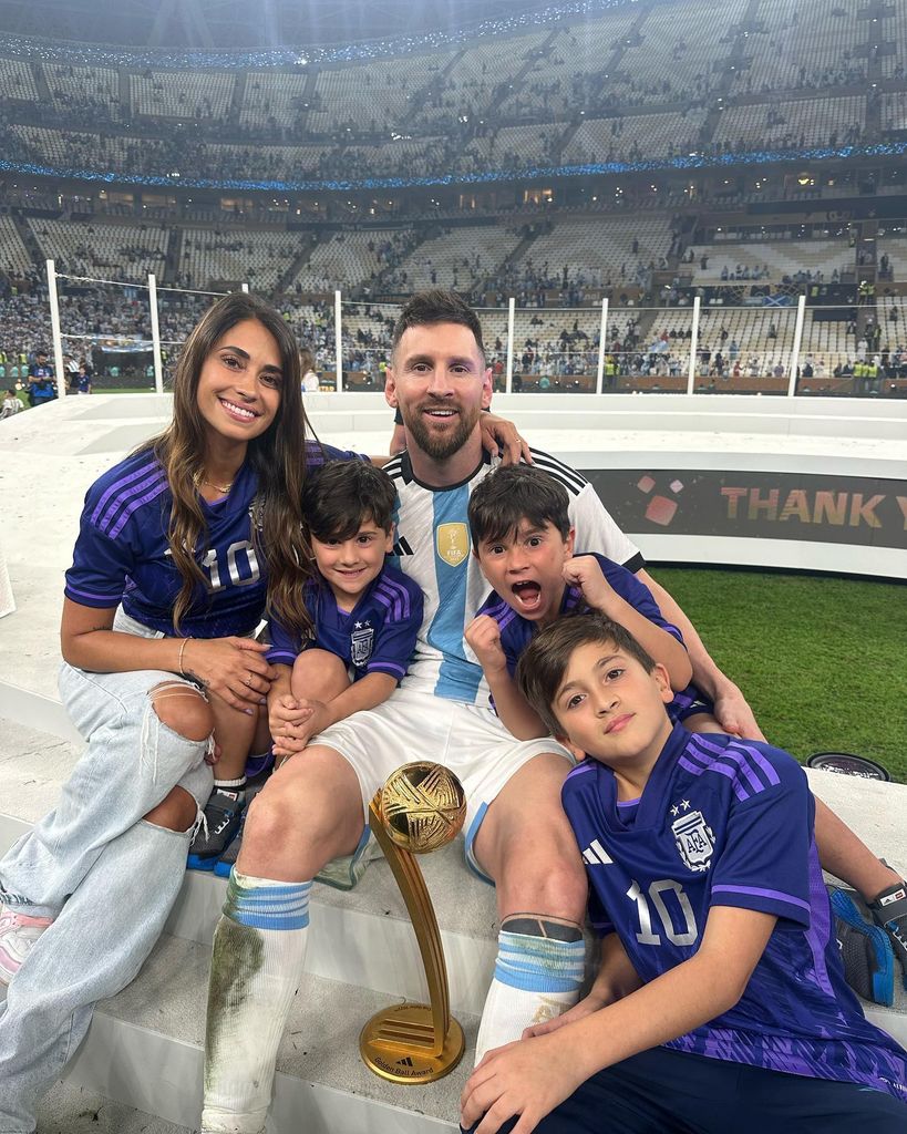 Antonela Roccuzzo y Leo Messi celebran el triunfo de sus hijos en un torneo de fútbol