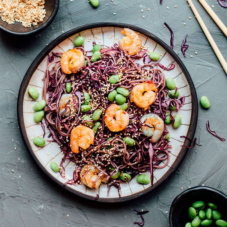 'Noodles' y col morada con langostinos y edamame