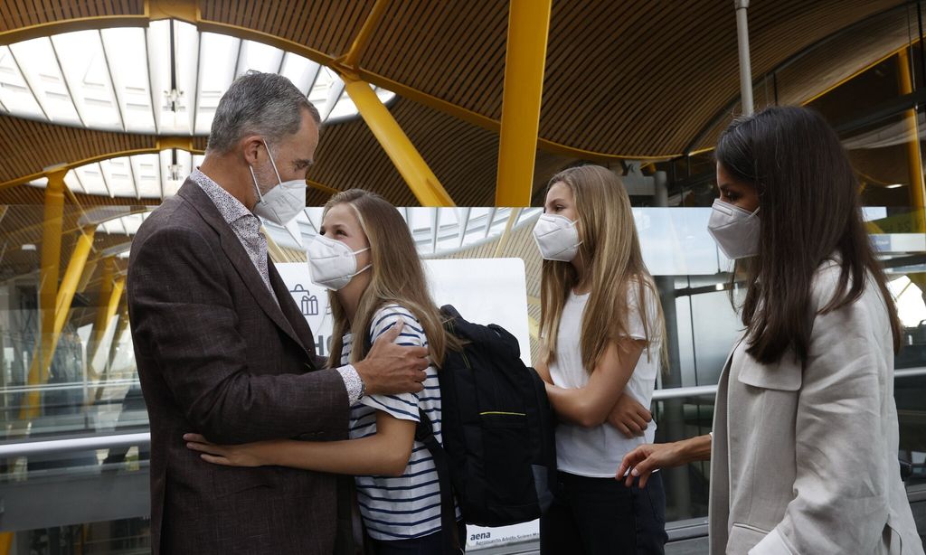 spanish princess says goodbye at airport to family