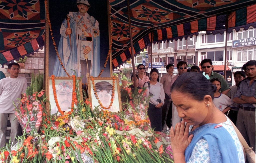 Horas después de la masacrea real, el 2 de junio de 2001, se multimplicaron las ofrendas en memoria de los reyes y príncipes fallecidos