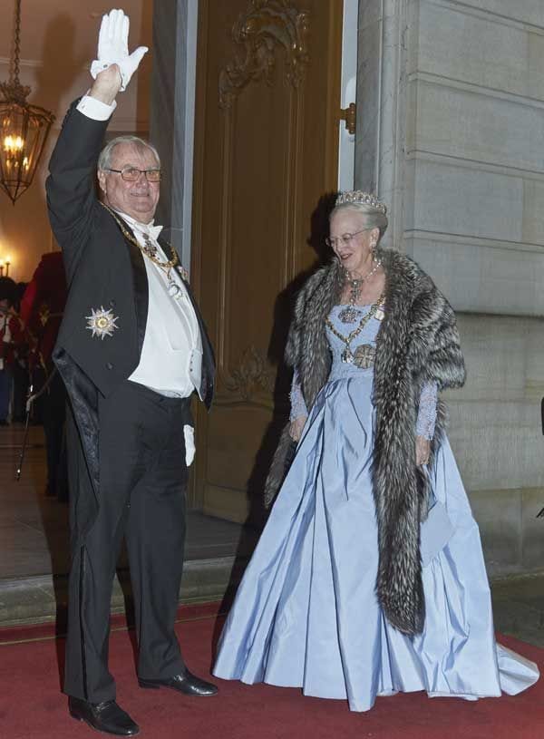 Esta gala de Año Nuevo contó como anfitriones a la reina Margarita, de 75 años, y el príncipe Henrik. Este último acaba de anunciar que deja de ejercer sus obligaciones oficiales como consorte de la reina Margarita para retirarse a un segundo plano
