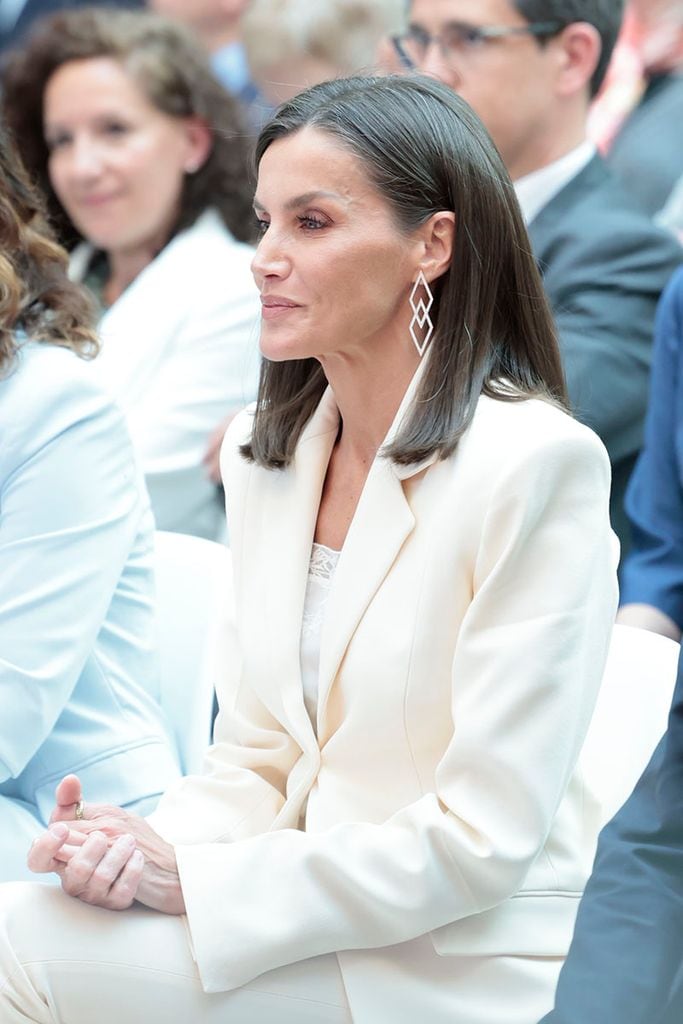 La reina Letizia da un giro a su icónico traje blanco con un nuevo par de zapatillas 