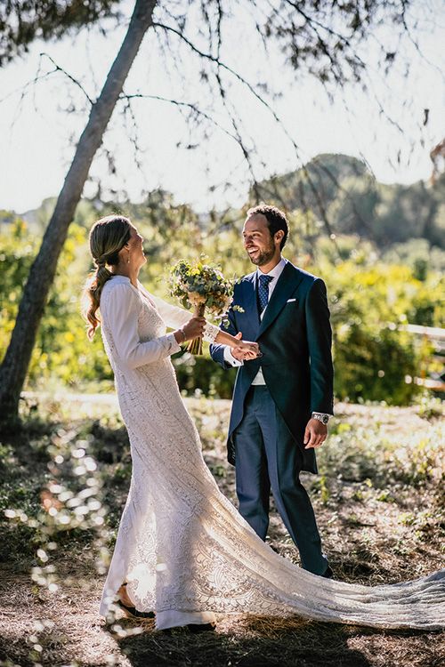 pareja novios campo