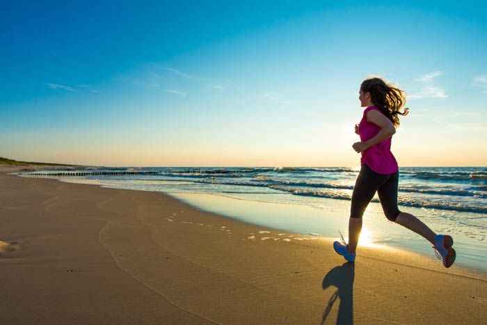 correr por la arena de la playa