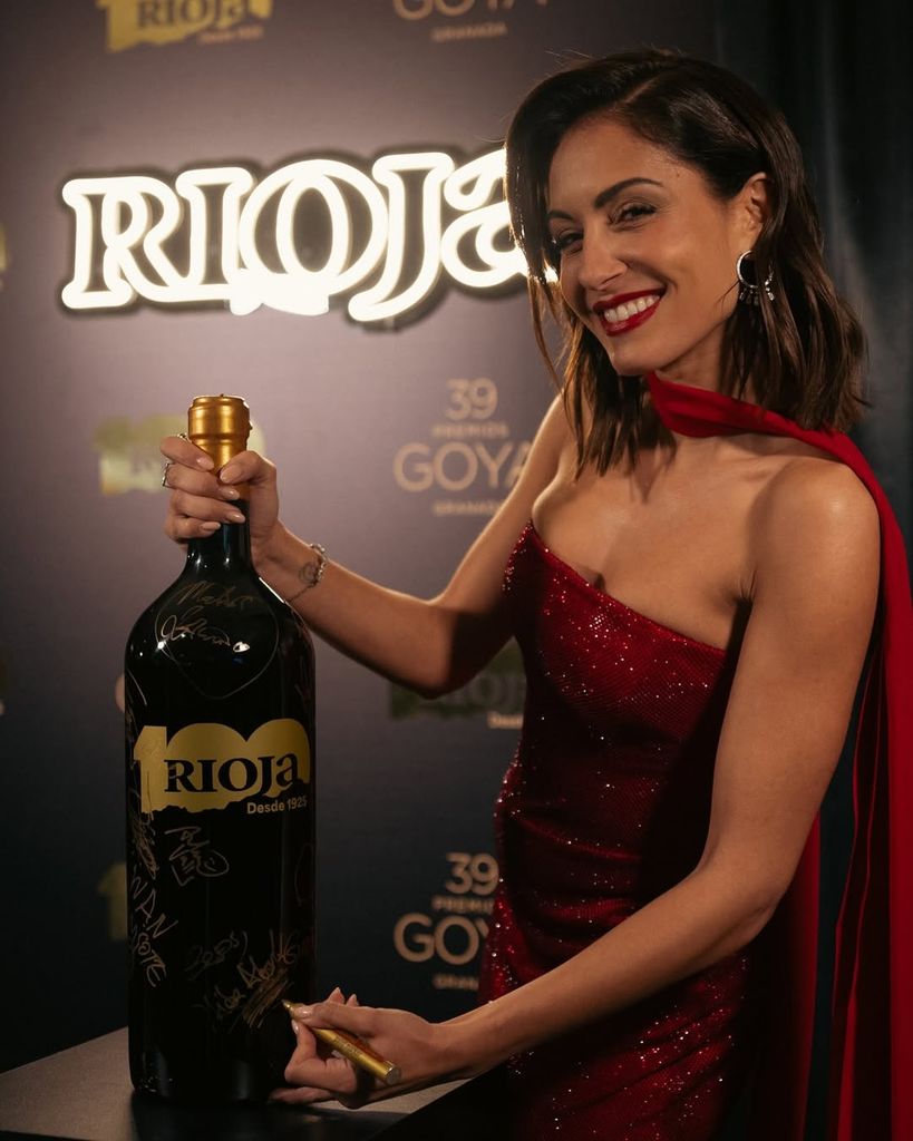 Hiba Abouk firmando la botella centenaria de DOCa Rioja