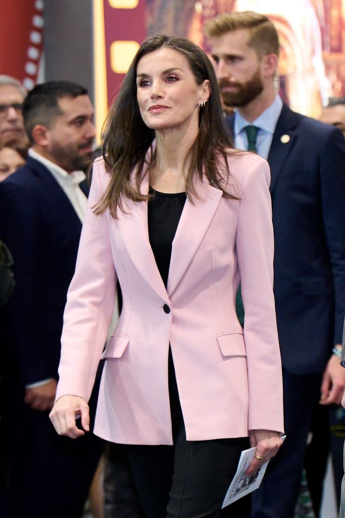  La reina Letizia demuestra cómo elevar tus básicos con un saco rosa de Zara