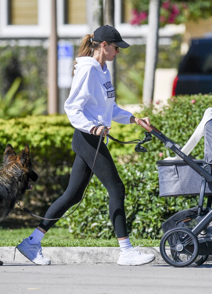 Gisele Bündchen hace un guiño a Joaquim Valente con su look en un paseo con su bebé