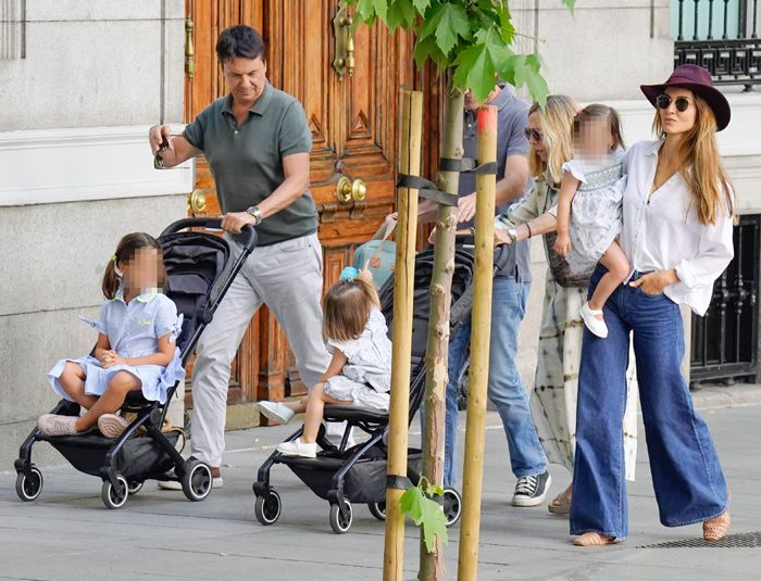 Ariadne Artiles y José María García Fraile con sus hijas por Madrid