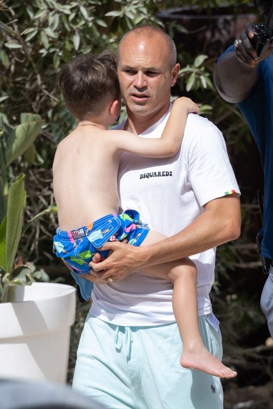 Andrés Iniesta con uno de sus hijos 