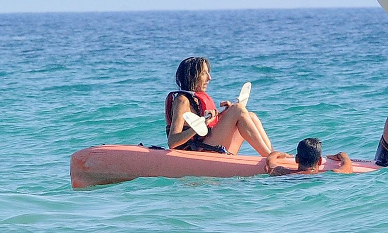 paz padilla manteniendo el equilibrio sobre el kayak