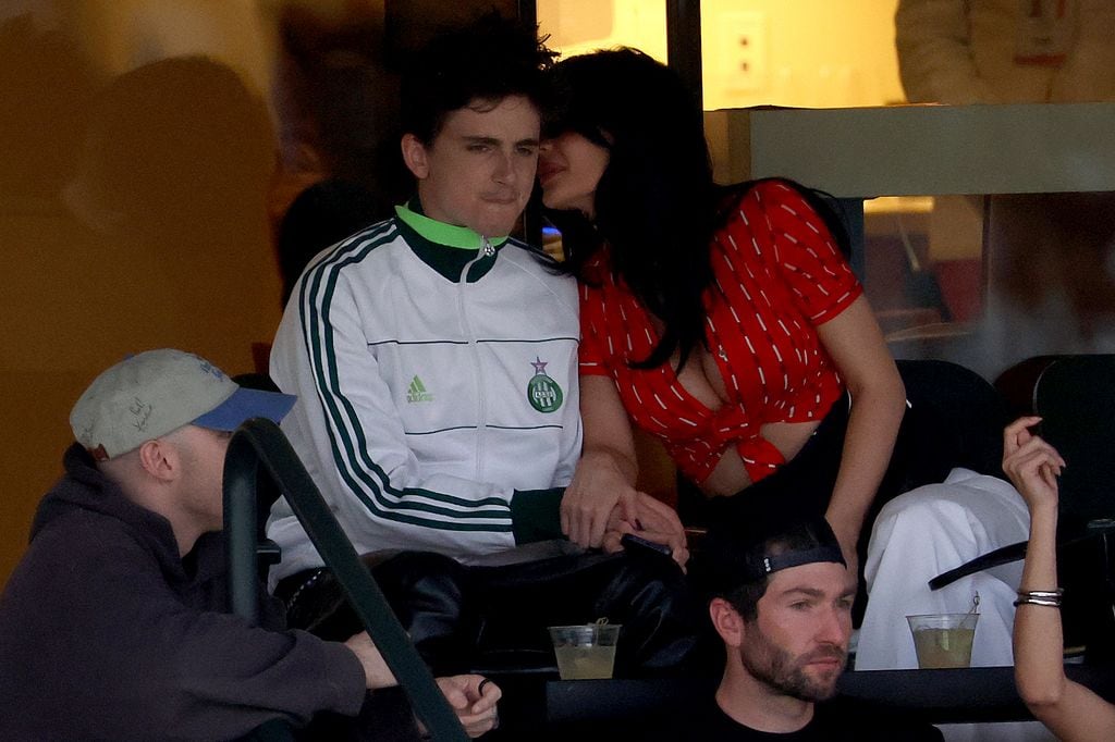 Timothee Chalamet y Kylie Jenner asisten a un partido durante el BNP Paribas Open en el Indian Wells Tennis Garden el 09 de marzo de 2025 en Indian Wells, California.